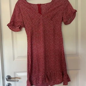 Röd blommig klänning - Jätte söt klänning med blommor på, perfekt till en fin sommardag 