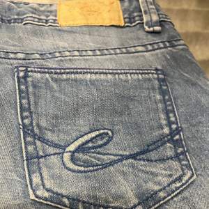 As snygga jeans shorts köpta secondhand med låg midja, säljer pga de är för små❤️ Midjemåttet är 70cm  Längd är 20 cm 