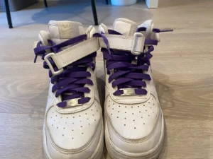 Nike air high  - Skit fina Nike airs i hög model. Dem är i jätte bra skick, knappt creasade och inga defekter. Säljer därav jag behöver pengar. Nypris är 1200kr säljer för 600kr pris kan diskuteras!