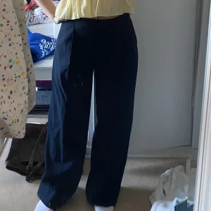 Kostymbyxor  - Marinblå kostymbyxor från Carin Wester, xs/34. Högmidjade. Använda men i mycket bra skick 🩷