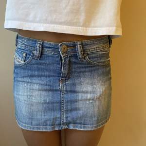 Kort jeanskjol med coola fickor, mycket bra skick!! Storlek 27 vilket motsvarar S. Skickar mått privat! 💓