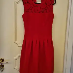 Säljer en tjusig röd cocktailklänning (kort) som är perfekt till flera högtider. Kan visa fler bilder vid förfrågan.