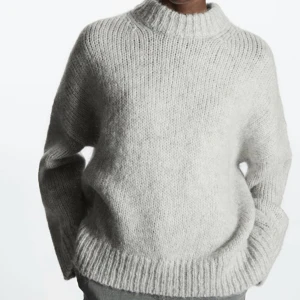 OANVÄND COS MOHAIR BLEND JUMPER - Helt oanvänd Jumper från COS. Lapp samt förpackning finns kvar. STORLEK M/L. Säljer då den inte kommit till användning. 💞 Köparen står för frakt. 