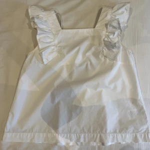 Blus  - Jättefin sommarblus, som är i väldigt bra skick. Säljer eftersom att den är för liten för mig. Nypris 900 kr och slutsåld. Köparen står för frakt. ☺️