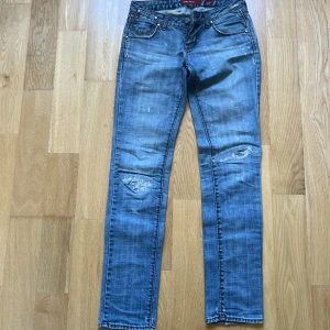 ”vintage” jeans - Lågmidjade jeans, modellen i säg har slitningar, jeansen är i bra skick och lite kortare (jeansen ska sitta lite lösare”