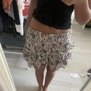 Zara kjol - Säljer denna sjukt snygga kjolen från Zara! Jättebra skick men det finns två fläckar (swipe för att se). Fläckarna syns inte alls mycket när man bär kjolen💞 Storlek M men den är sjukt stretchig så den passar nog både mindre och större 