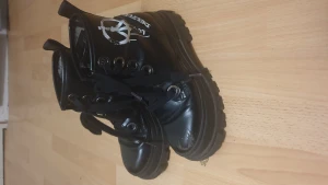 Buffalo Plattåkängor - Buffalo vegan aspha mid platåstövleter med tryck. Lite slitna men i bra skick. 