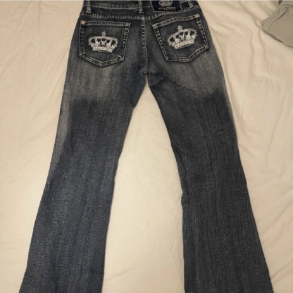 Säljer nu mina Victoria Beckham Jeans som är bootcut Low waist älskar dom sååååå mycket men behöver sälja pga att jag ej använder de längre pga att det är på gränsen till förkorta villkwn gör mig väldigt ledsen priset pga stor efterfrågan av dessa Jeans❤️. Jeans & Byxor.