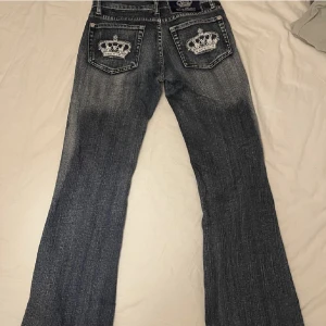 Victoria Beckham jeans  - Säljer nu mina Victoria Beckham Jeans som är bootcut Low waist älskar dom sååååå mycket men behöver sälja pga att jag ej använder de längre pga att det är på gränsen till förkorta villkwn gör mig väldigt ledsen priset pga stor efterfrågan av dessa Jeans❤️