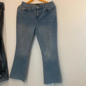 Jeans - Jeans från Asos petite DESIGN i 70-tals design med utsvängda ben och hög midja. Knappt använda. Perfekt för den som är lite kortare! Säljs då de är för små för mig. Nypris: 439kr