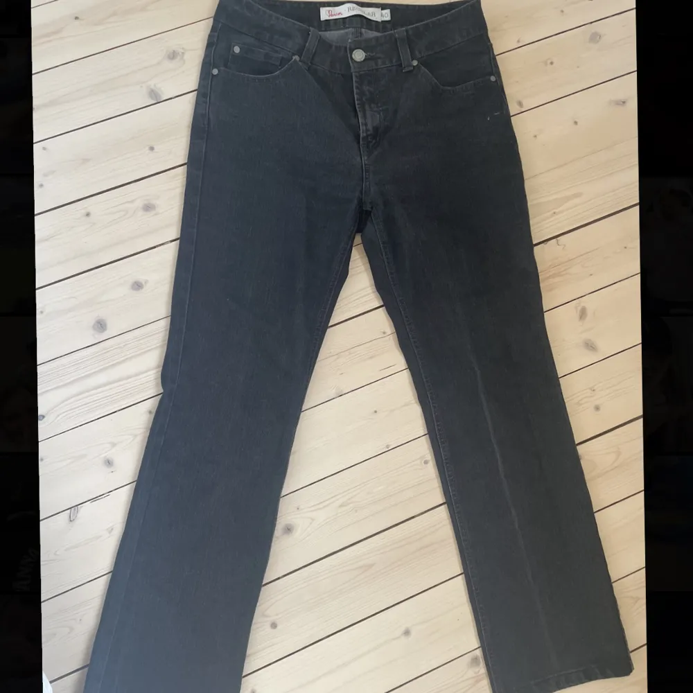 Svarta jeans i storlek 40 regular, köpt secondhand så vet ej vart de är ifrån🙃 . Jeans & Byxor.