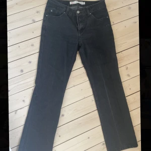 Svarta jeans - Svarta jeans i storlek 40 regular, köpt secondhand så vet ej vart de är ifrån🙃 