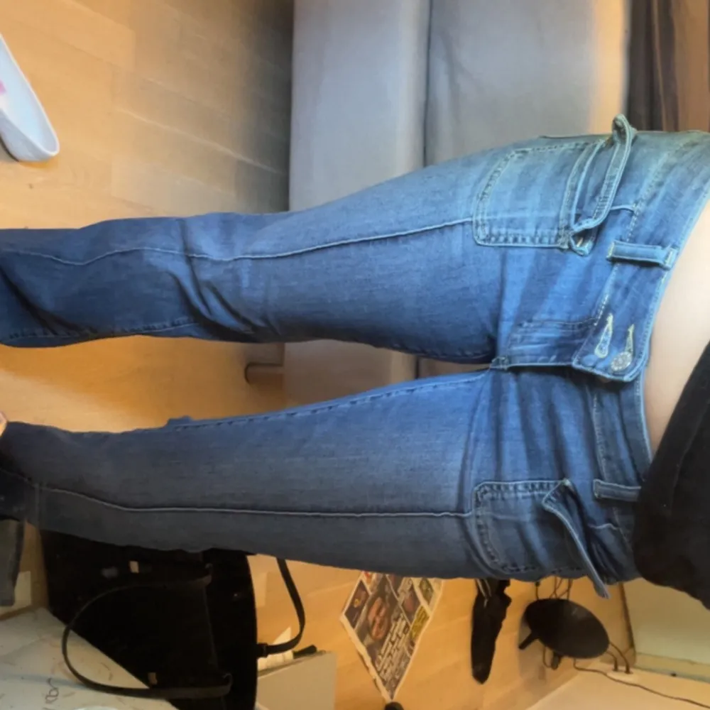 Trendiga low waist jeans från Nelly. Älskar dem men de va en aning stora för mig. (Kan även byta dem mot 36-38:or) ☺️. Jeans & Byxor.