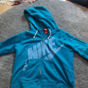 Nike hoodie - Andvänd ett fåtal gånger för länge sedan, jätteskön.