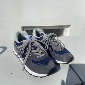 Fina blåa New Balance skor i färgen blå! Skriv för fler bilder! 