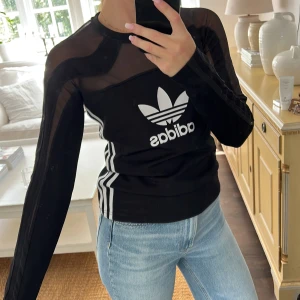 Adidas tröja med mesh - Så snygg tröja från Adidas oanvänd 