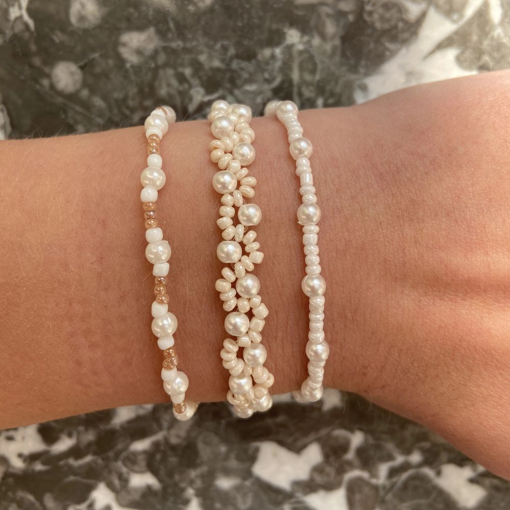 Superfina handgjorda armband 🌸 kostar 15-25 kr 🌸 fraken kostar 15 kr 🌸 skriv vid intresse eller frågor!. Accessoarer.