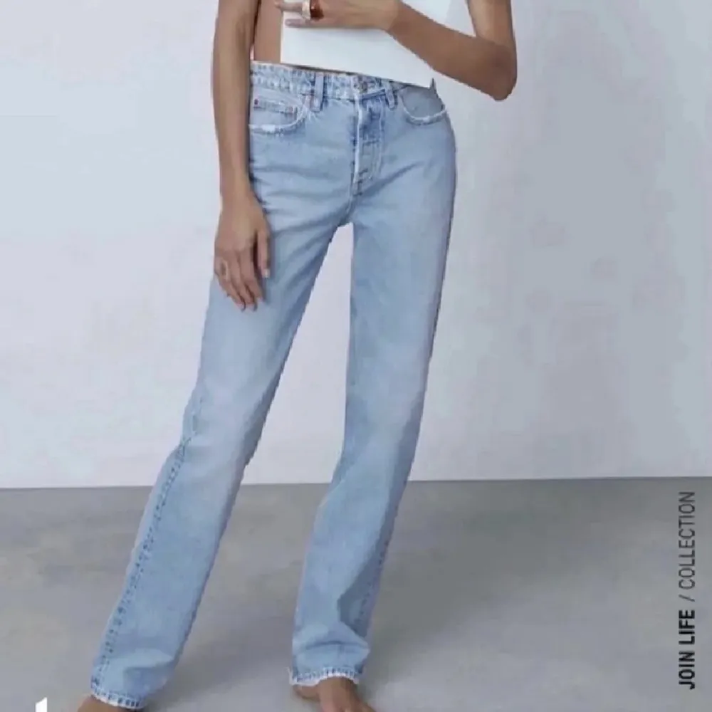 Säljer dessa snygga jeansen från zara som är midwaist💕Frakt ingår ej. Jeans & Byxor.