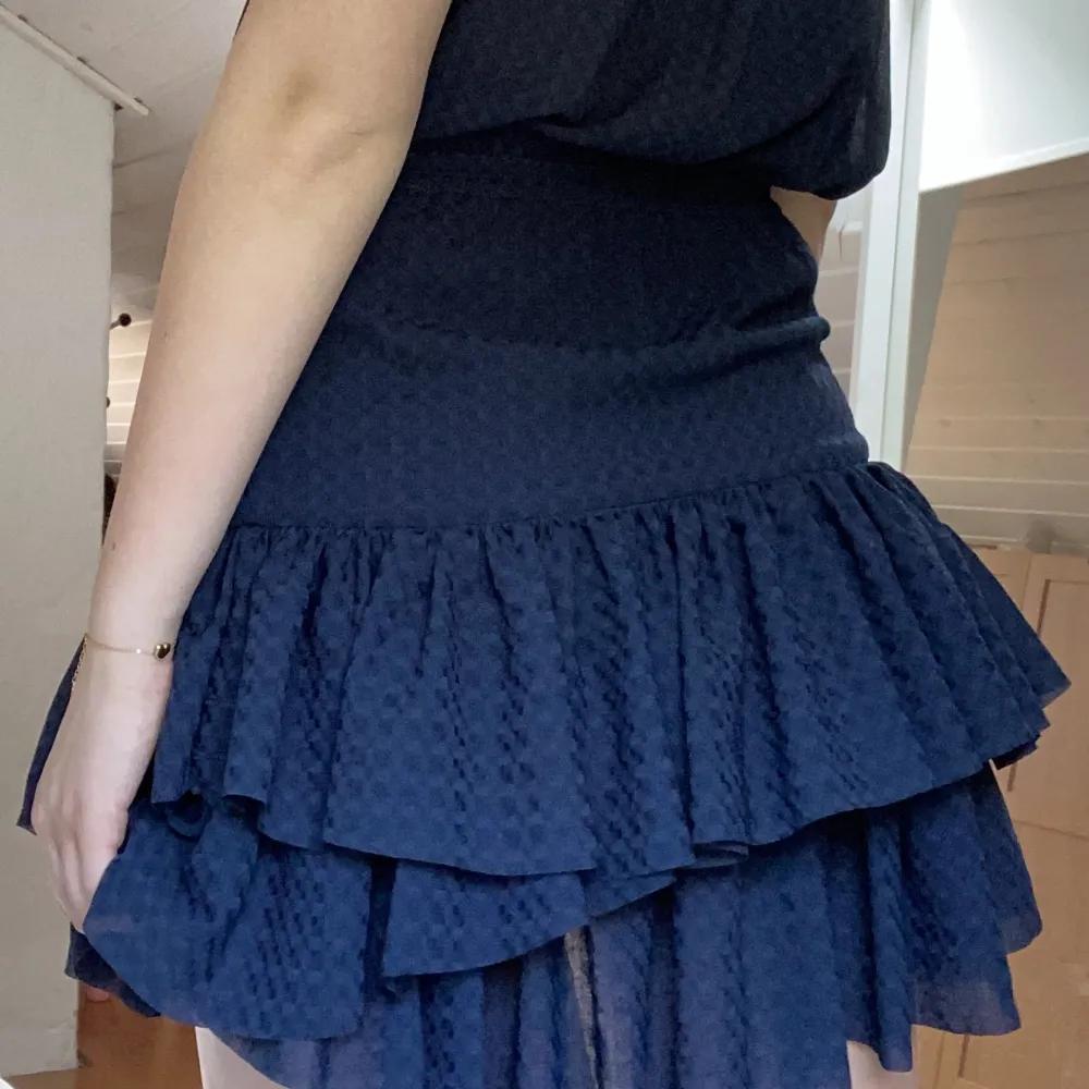 Super söt volangklänning perfekt till sommarn och finare tillfällen 🥰🥰den är st.32 men passar mig som är en S/M då den är stretchig. Klänningar.