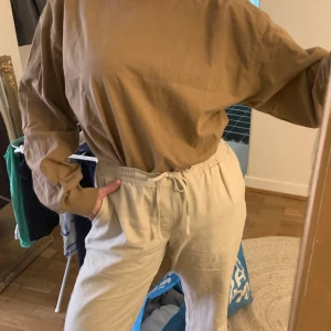 Oversized långärmad t-shirt i strl M/L - Brun tunn herrsweatshirt eller långärmad t-shirt i strl M/L från H&M, använd 1 gång