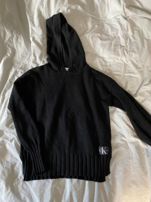 Stickad hoodie - Stickad hoodie från calvin Klein, super skön 🥰🥰