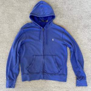 Snygg Ralph Lauren zip hoodie i perfekt skick. Har själv använt den 1 gång. Lite tunnare material vilket är perfekt till sommaren.