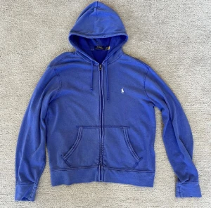Ralph Lauren Zip Hoodie - Snygg Ralph Lauren zip hoodie i perfekt skick. Har själv använt den 1 gång. Lite tunnare material vilket är perfekt till sommaren.