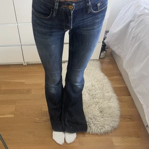 Frame jeans 24 flare - Säljer dessa super snygga och populära lågmidjadejeansen från Frame. Deras flare modell ”The Bell” jätte bekväma, stretchiga och snygga. Slitna längst ner, fickorna och har blivit sydda en gång vid rumpan (bild finns) därav det låga priset.  Stl 24, passa