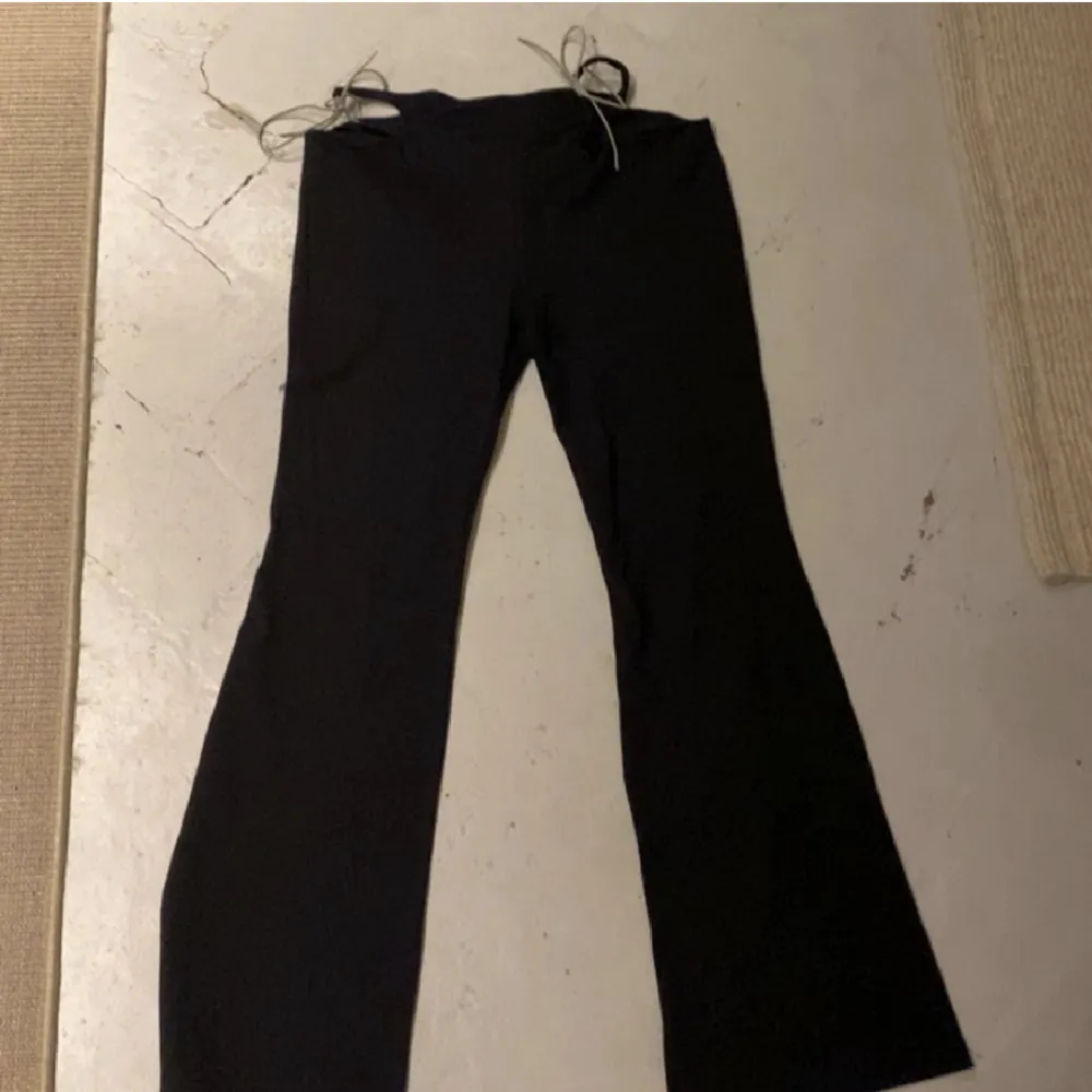 svarta byxor med snörning från Miaou, knappt använda🧚🏻 köpt från Miaous hemsida för 900kr. Jeans & Byxor.