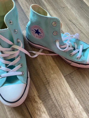 Converse storlek 39 - Vintage converse, säljs inte längre. Aldrig använda. Storlek 39. 250kr + frakt. 