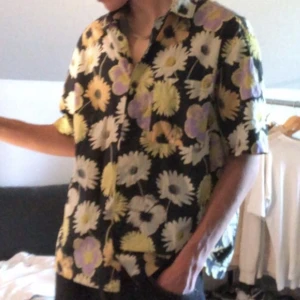 Blommig skjorta - Blommig skjorta i tunt material, perfekt till sommaren🌼. Den är i mycket bra skick.  Hör av dig vid intresse!😁