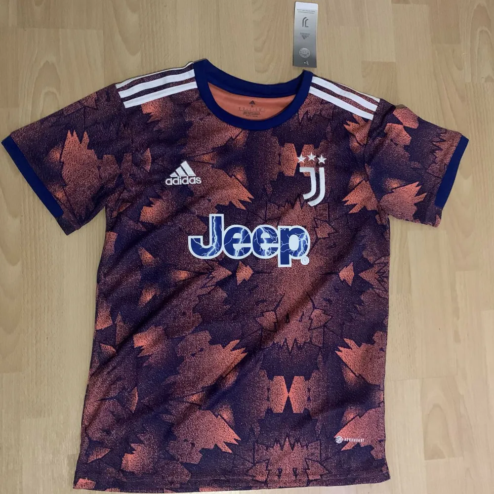 Juventus tröja Perfekt för sommaren😍 Oanvänd tröja med fantastiska färger Endast 300kr. T-shirts.