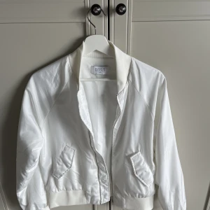 Josefin Ekström x NAKD bomberjacka - Josefin Ekström x NAKD bomberjacka  Strl XS färg : vit Skick: använd 2-3 gånger och i gott skick