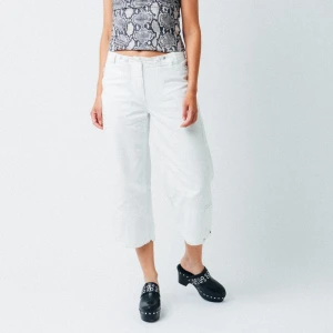 Capri trouser / cargo byxa - Vita, coola 90tals capribyxor i storlek S/M. Säljs även på IG @museushop