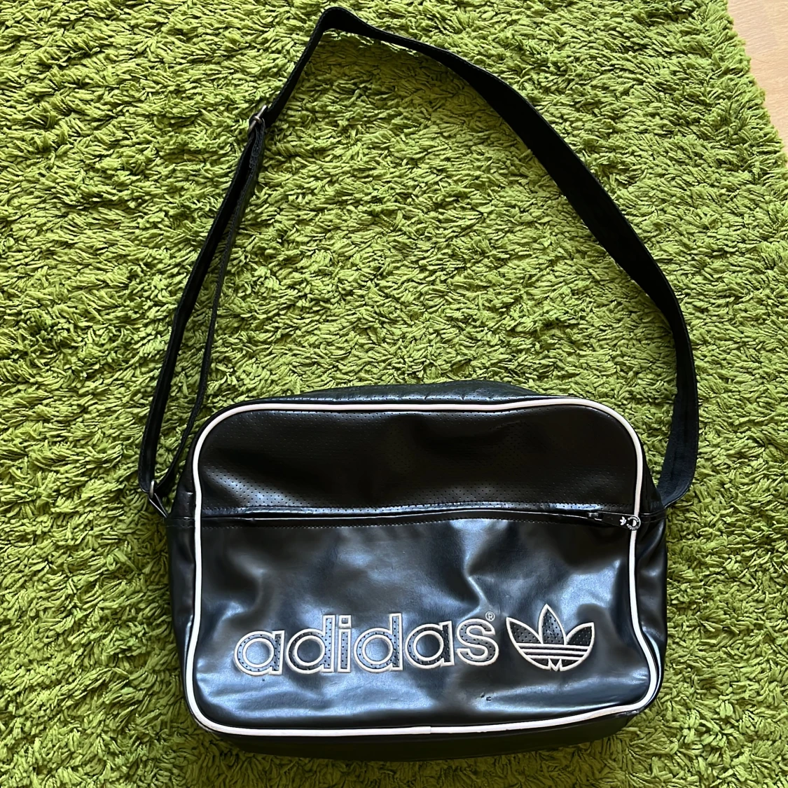Svart adidas väska 