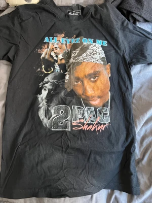 2Pac T-shirt  - Jag säljer min sjukt coola 2Pac T-shirt. Den kommer sällan tillanvänding och är därför knappt använd. 