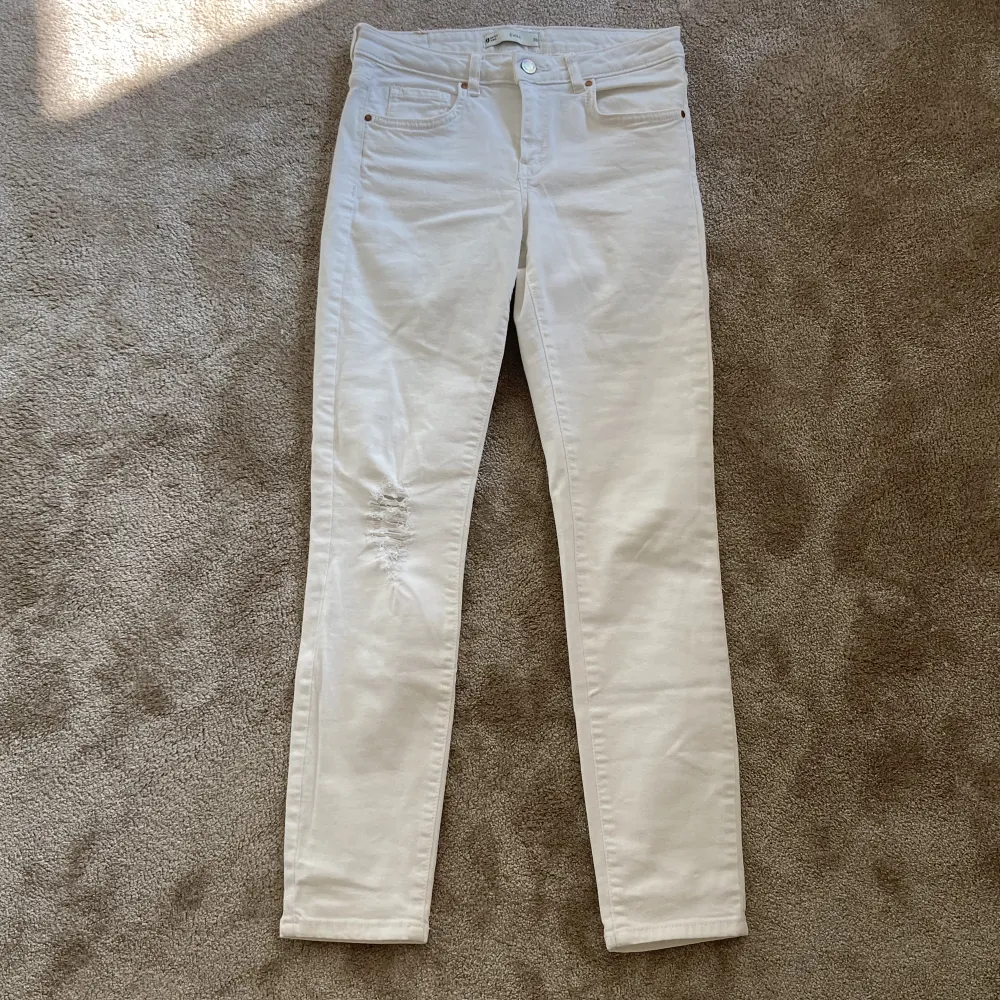 Vita lågmidjade jeans . Jeans & Byxor.