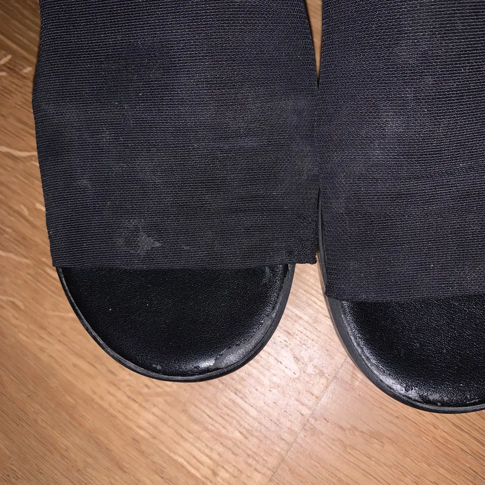 Steve Madden-sandaler med uppskattningsvis 7cm platå. Flippar fantastiskt när man går. Mycket bekväma och älskade men måste tyvärr flippa vidare. Skor.