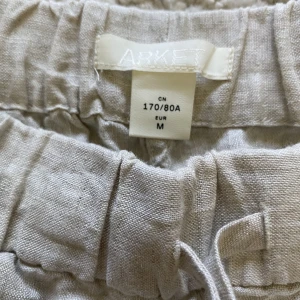 Linnebyxor från arket - Aldrig använda och är i nyskick, tyvärr skrynkliga pga ej använda men går att stryka