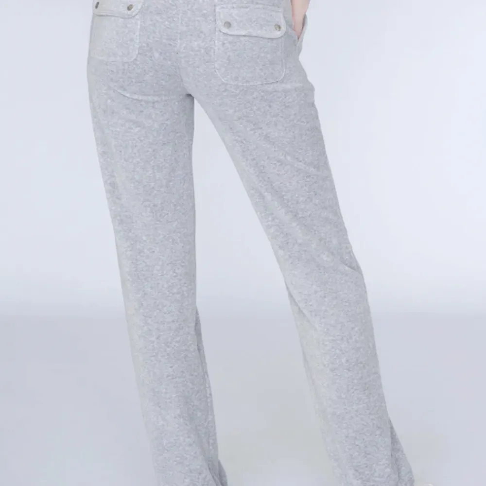 Ett par gråa jätte Fina juicy couture byxor, väldigt bra skick! Säljet pga kommer aldrig till användning  TRYCK INTE PÅ KÖP NU!!❤️❤️. Jeans & Byxor.