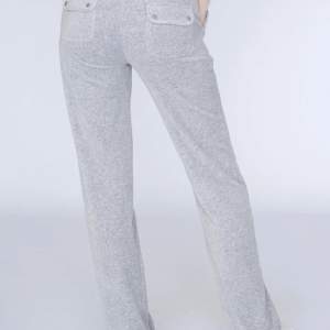 Ett par gråa jätte Fina juicy couture byxor, väldigt bra skick! Säljet pga kommer aldrig till användning  TRYCK INTE PÅ KÖP NU!!❤️❤️