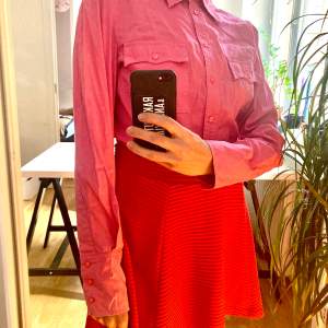 Jättefin rosa vintage skjorta i skön och bra bomullskvalité. Stl 36.