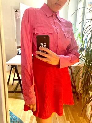 Rosa vintage skjorta - Jättefin rosa vintage skjorta i skön och bra bomullskvalité. Stl 36.