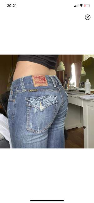 Lågmidjade jeans med snygga broderade fickor! Köpte dem har på plick(lånade bilder) men dem passade inte mig. Väldigt snygga 😭