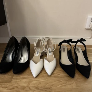 Snygga klackskor/festskor  - Hej🌸 Säljer ett par klackskor i bra skick  - Till vänster har vi ett par svarta pumps, väldigt snygga och bekväma att gå i. Storlek 37. 70kr  MITTEN OCH HÖGER SÅLDA