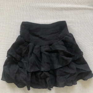 Volangkjol - En svart volangkjol från shein i storlek xs. Fint skick, endast använd en gång! Skriv till mig om du har någon fundering eller är intresserad! Köparen står för frakten💖