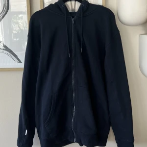 Studio Total zip hoodie mörkblå - Dags att sälja min finns blå hoodie som faktiskt bara har varit använd 2-3 gånger p.g.a att den inte riktigt passar och tappat bort retursedeln. Den är ifrån studiototal och är i en väldigt fin mörkblå färg. Tveka inte på att ställa frågor:) MVH Albin