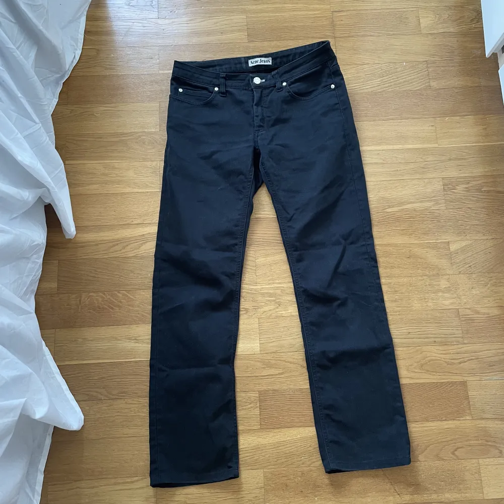 De perfekta svarta jeansen fån Acne i en rak och lågmidjad modell. . Jeans & Byxor.