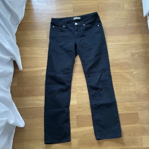 Svarta raka Acne jeans - De perfekta svarta jeansen fån Acne i en rak och lågmidjad modell. 