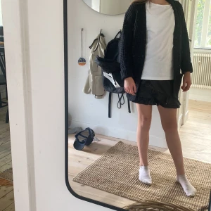 Svart stickad tröja för barn  - Svart stickad tröja för barn.